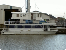 Houseboat voorzien van extra (aluminium) woonlaag